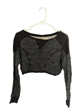 Cropped Long-Sleeve Heathered Black Pullover Top
